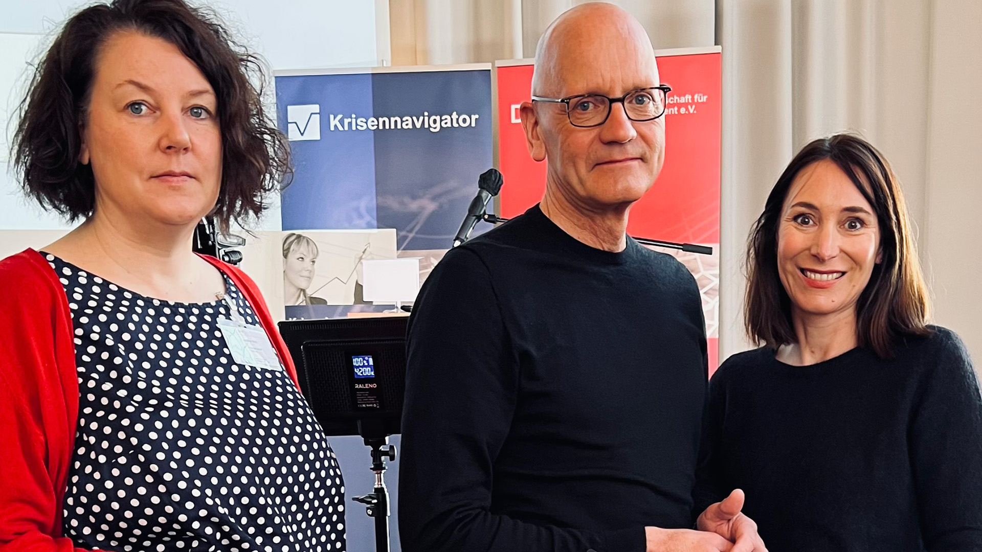 Beim Krisenkommunikationsgipfel: Redaktionsleiterin Susanne Holz, Rüdiger Straub und Tina Straub 