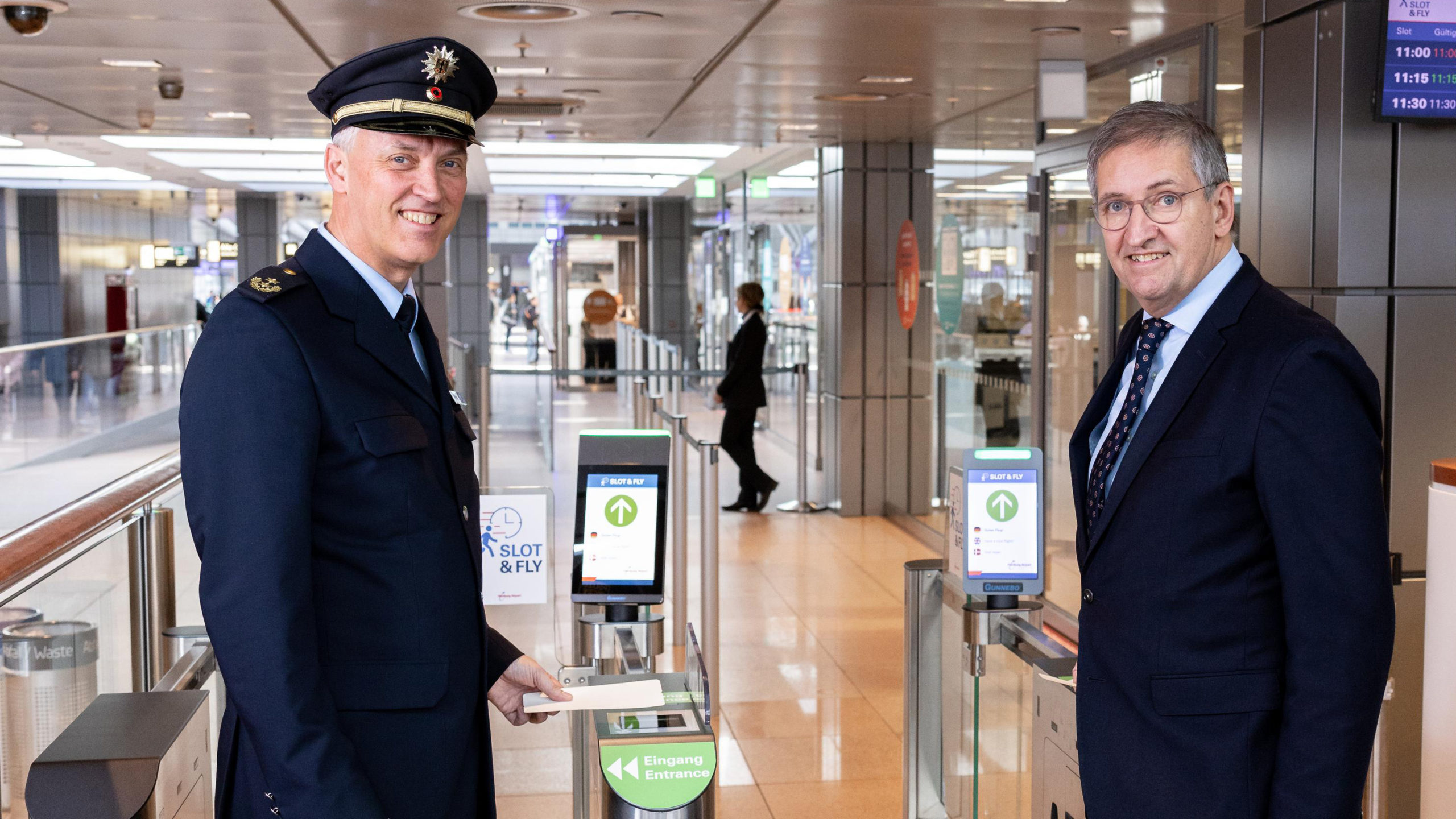 Slot & Fly: Michael Schuol, Präsident der Bundespolizeidirektion Hannover und Michael Eggenschwiler, Vorsitzender der Geschäftsführung am Hamburg Airport