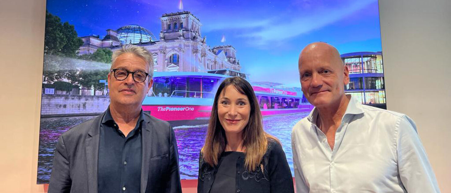 Tina und Rüdiger Straub, Geschäftsführer der Kommunikationsagentur Straub & Straub, besuchten einen Workshop der Pioneer Foundation zum Thema KI und Fake News. Begrüßt wurden sie von Pioneer-Gründer Gabor Steingart (links).