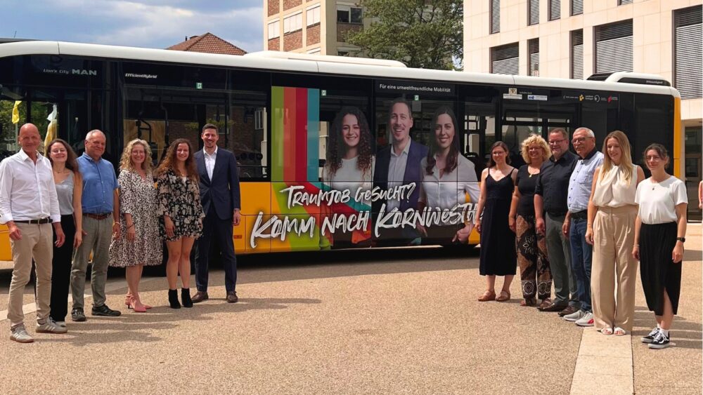 Die Projektgruppe der Arbeitgebermarke kornwstheim hat sich um den Kampagnenbus versammelt