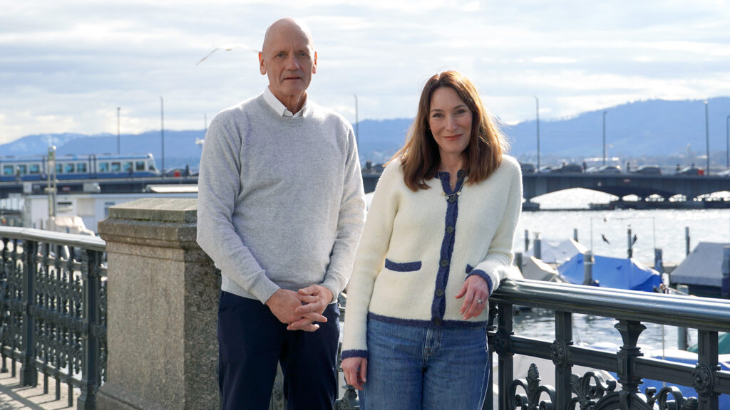 Rüdiger und Tina Straub stehen nebeneinander, im Hintergrund ist der Zürichsee zu sehen
